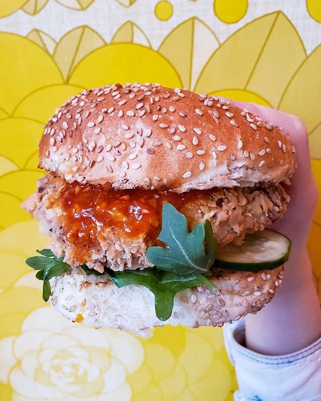 Firebird Chik&rsquo;n Sandwich 🔥🚫🍗🐔 made with fried seitan chik&rsquo;n, pickles, fresh arugula, sambal hot sauce, and ranch dressing ALL house-made except for the sesame seed bun from @orwashers 🍞 FIRE photo by our pals at @vegangbrunchclub